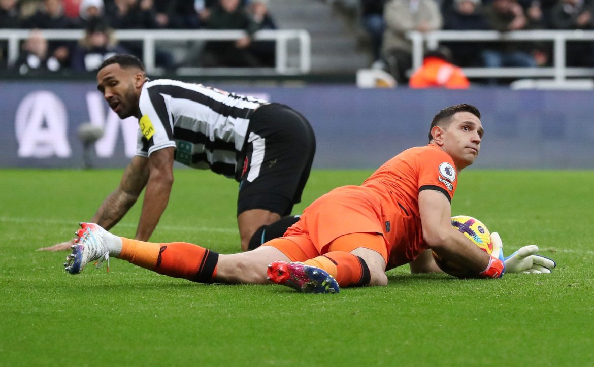 Aston Villa: Pundit makes Emiliano Martinez injury claim